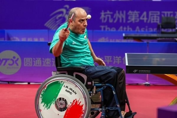 10月23日，杭州第4屆亞殘運(yùn)會(huì)乒乓球男子單打Class2小組循環(huán)賽舉行。圖為伊朗隊(duì)選手哈?！ず?jiǎn)費(fèi)尚在比賽中。圖片來源：杭州亞殘組委會(huì)