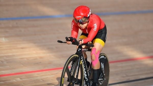 10月23日，杭州第4屆亞殘運(yùn)會(huì)場(chǎng)地自行車女子個(gè)人C4-5級(jí)3000米追逐賽金牌賽舉行。圖為中國(guó)隊(duì)選手季子賢在比賽中。圖片來源：杭州亞殘組委會(huì)