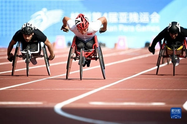 10月23日，中國(guó)選手龔文浩（左二）在杭州第4屆亞殘運(yùn)會(huì)男子100米-T34決賽的比賽中。他以15秒55的成績(jī)獲得該項(xiàng)目銀牌。新華社記者 江漢攝