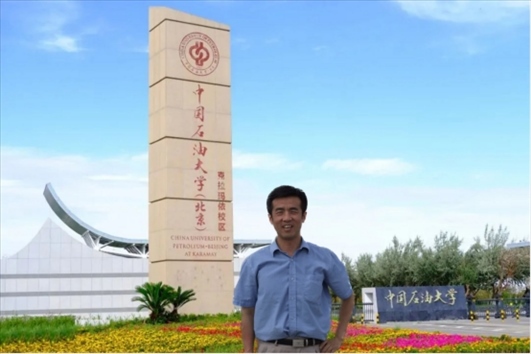 北京交通大學“銀齡教師”黃曉鳴。校方供圖