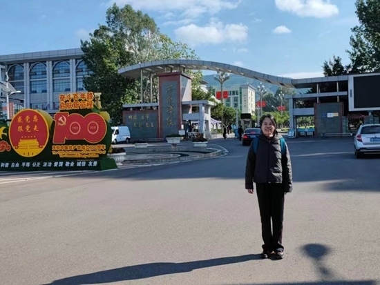 北京交通大學退休教師李唐軍在西昌學院。校方供圖