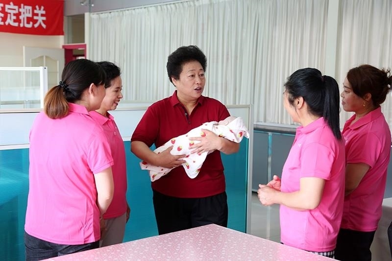 △2021年6月2日，卓長立（中）指導正在接受培訓的家政服務員。