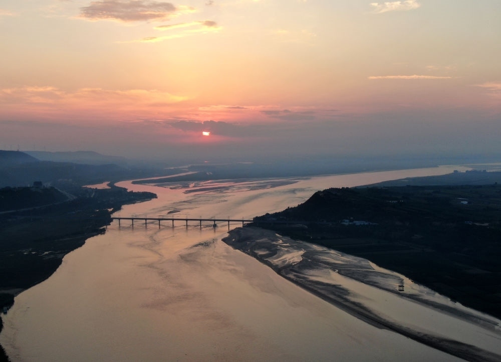  豫陜交界附近拍攝的黃河景色（2020年9月7日攝，無(wú)人機(jī)照片）。新華社記者 郝源 攝