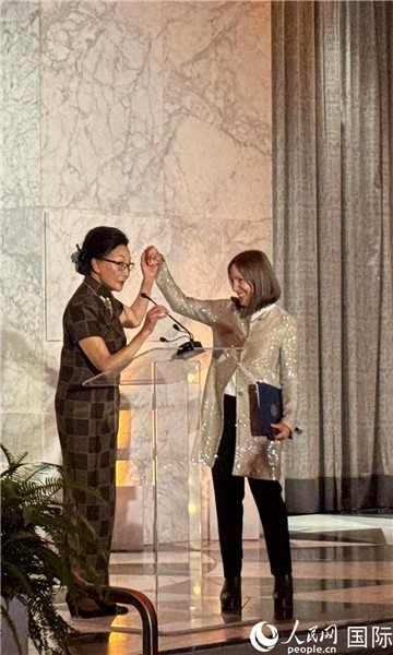 加州副州長康伊蓮為方李邦琴獲獎(jiǎng)致辭。人民網(wǎng)記者 鄧圩攝