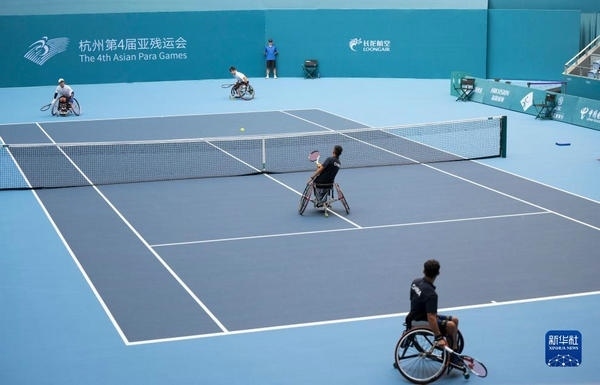 10月24日，在杭州第4屆亞殘運(yùn)會(huì)輪椅網(wǎng)球男子雙打1/4決賽中，中國(guó)組合董順江/紀(jì)珍旭以0比2不敵韓國(guó)組合任浩元/韓成奉，無(wú)緣半決賽。圖為董順江（右二）/紀(jì)珍旭（右一）在比賽中。新華社記者 才揚(yáng)攝