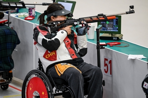 10月23日，杭州第4屆亞殘運(yùn)會(huì)射擊(R2)SH1級(jí)女子10米氣步槍立射資格賽舉行。圖為中國(guó)隊(duì)選手張翠平在比賽中。圖片來(lái)源：杭州亞殘組委