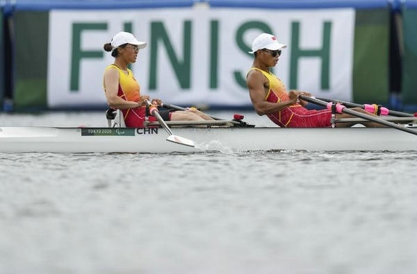 2021年8月29日，在東京殘奧會(huì)賽艇項(xiàng)目PR2級(jí)混合雙人雙槳決賽中，中國(guó)組合劉爽/蔣繼劍獲得銅牌。圖為劉爽（左）/蔣繼劍在比賽中。新華社記者 胡虎虎攝（資料圖）