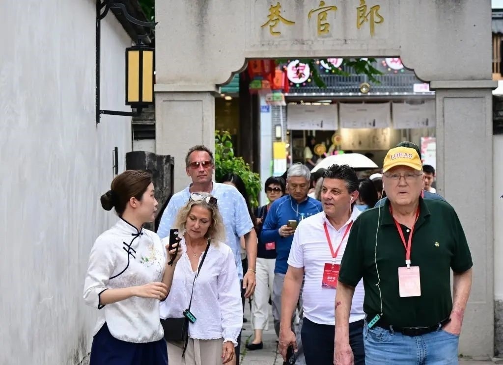 △2023年6月27日，“鼓嶺之友”部分成員和中美各界人士在福建福州南后街三坊七巷參觀訪問。