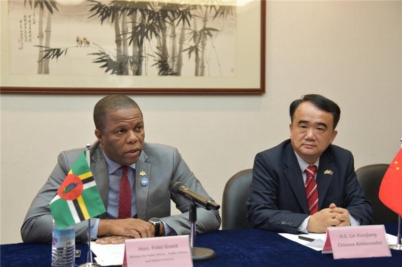 多公共工程部部長(zhǎng)格蘭特（左一）向與會(huì)記者介紹赴華參會(huì)情況。駐多米尼克使館供圖