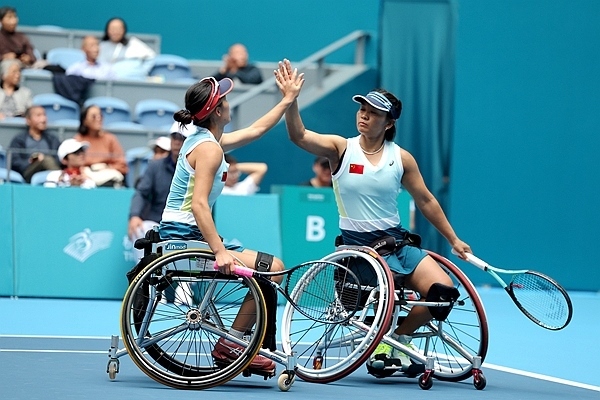 10月25日，杭州亞殘運(yùn)會(huì)輪椅網(wǎng)球女雙決賽，中國(guó)組合朱珍珍(右)/郭珞瑤慶祝得分。人民網(wǎng)記者 胡雪蓉?cái)z