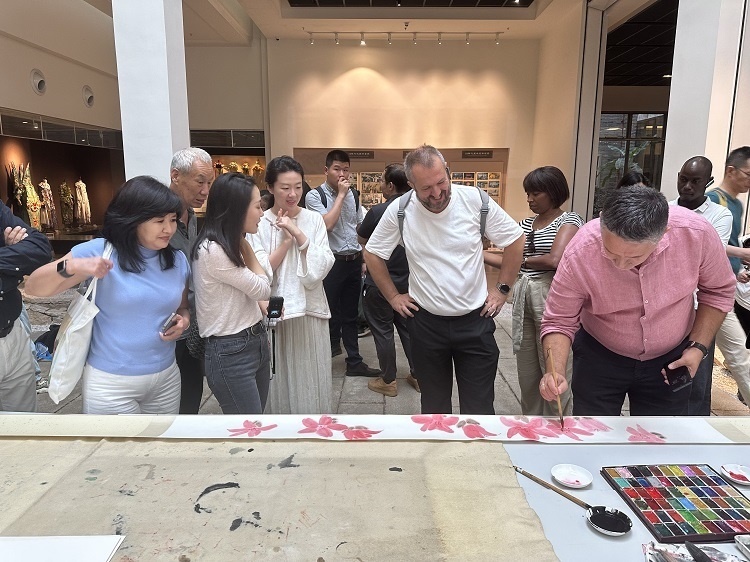 首屆國(guó)際傳播“絲路獎(jiǎng)”獲獎(jiǎng)代表等在廣州市荔灣區(qū)永慶坊參加文化交流活動(dòng)。楊爍壁、王燕攝影報(bào)道