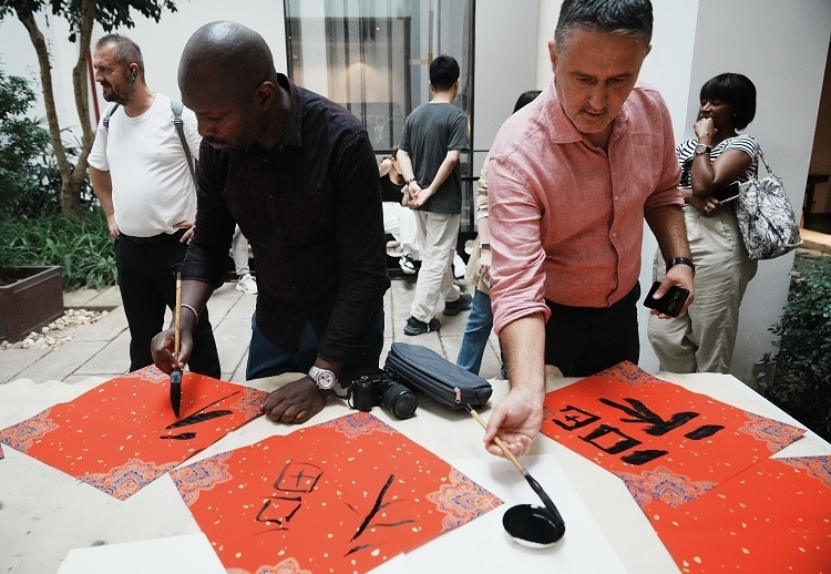 首屆國(guó)際傳播“絲路獎(jiǎng)”獲獎(jiǎng)代表等在廣州市荔灣區(qū)永慶坊參加文化交流活動(dòng)。楊爍壁、王燕攝影報(bào)道