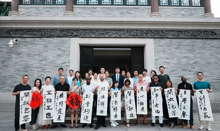 首屆國(guó)際傳播“絲路獎(jiǎng)”獲獎(jiǎng)代表等在廣州市荔灣區(qū)永慶坊參加文化交流活動(dòng)。楊爍壁、王燕攝影報(bào)道