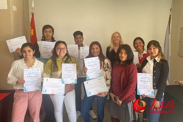 社區(qū)工作專家莫伊拉（后排右二）向“中文工坊”第二期培訓(xùn)班部分結(jié)業(yè)學(xué)員頒發(fā)由薩爾塔省教育部簽發(fā)的結(jié)業(yè)證書。人民網(wǎng)記者 吳思萱攝