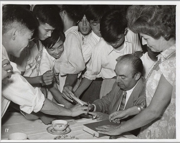 諾貝爾文學(xué)獎(jiǎng)得主巴勃羅·聶魯達(dá)與中國(guó)青年在一起（資料圖片）。中國(guó)美術(shù)館供圖