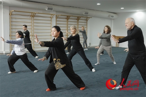 阿根廷武術(shù)俱樂部協(xié)會(huì)副會(huì)長(zhǎng)陳敏正在教學(xué)。人民網(wǎng)記者 張若涵攝