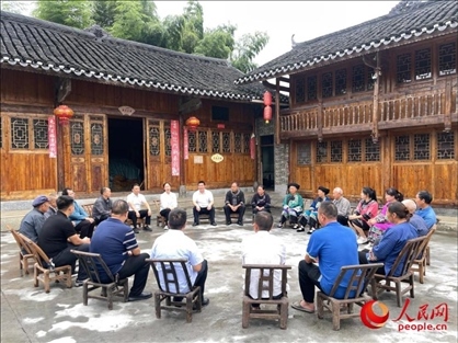 花垣縣石欄鎮(zhèn)朋巖村的院壩會。人民網(wǎng) 周靜圓攝