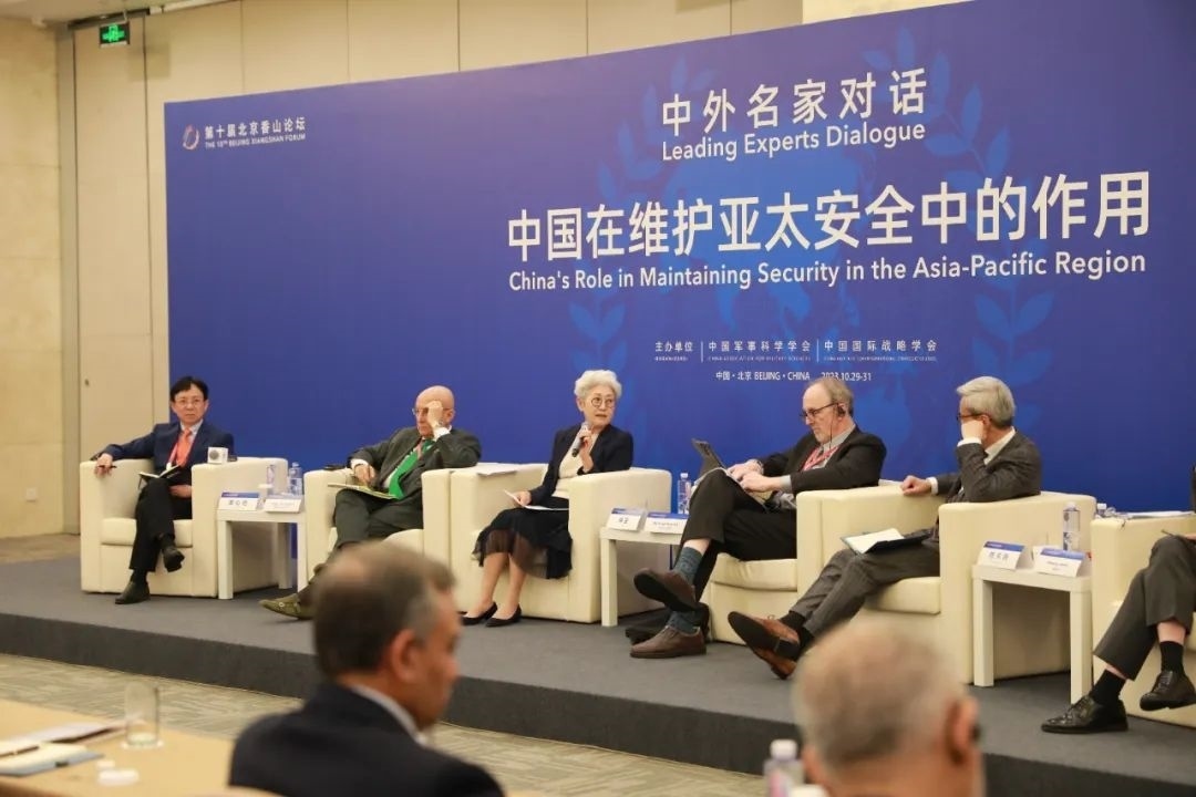 傅瑩（左三）反駁邁克爾·史文（左四）。斯基攝