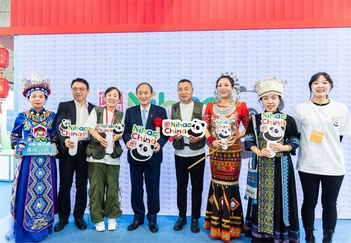 日本前首相菅義偉在中國展館參觀。圖片由中國駐東京旅游辦事處提供