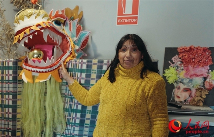 “熊貓閱覽室”一角。盧漢·梅洛為記者展示大使館贈(zèng)送的龍頭。人民網(wǎng)記者 張若涵攝