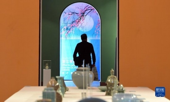 10月30日，人們在伊朗德黑蘭伊朗國家藝術(shù)科學院觀看展出的展品。新華社記者 沙達提 攝