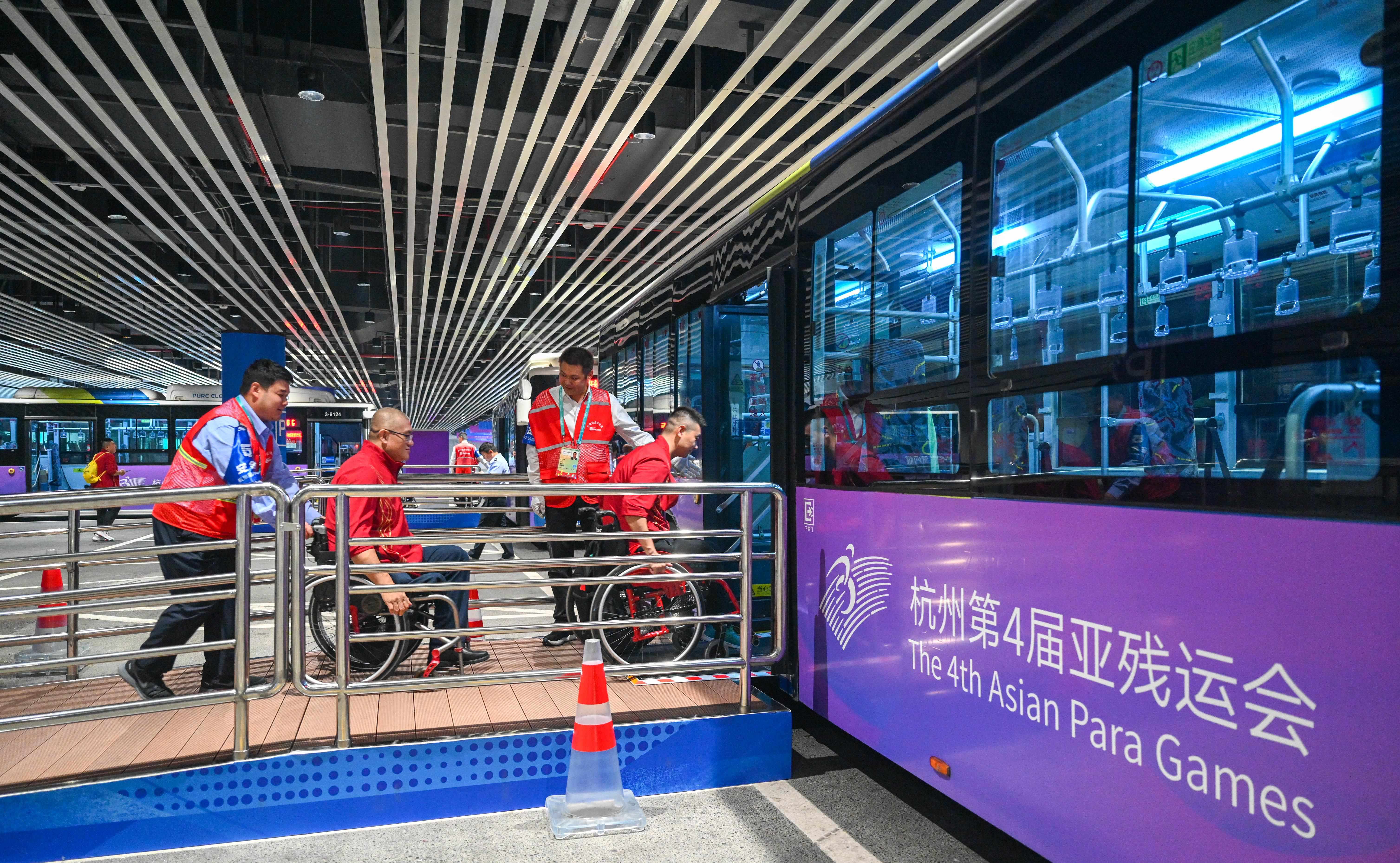 △2023年10月25日，結(jié)束輪椅籃球比賽后的中國(guó)隊(duì)和阿富汗隊(duì)球員通過(guò)無(wú)障礙坡道，順利上車(chē)返回運(yùn)動(dòng)員村。