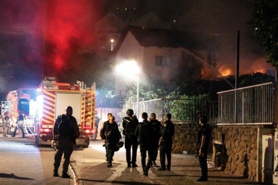  10月29日，在以色列北部城市謝莫納，以軍士兵和急救人員在一處被火箭彈擊中的現(xiàn)場執(zhí)勤。新華社發(fā)（阿亞爾·馬爾戈林攝/基尼圖片社）