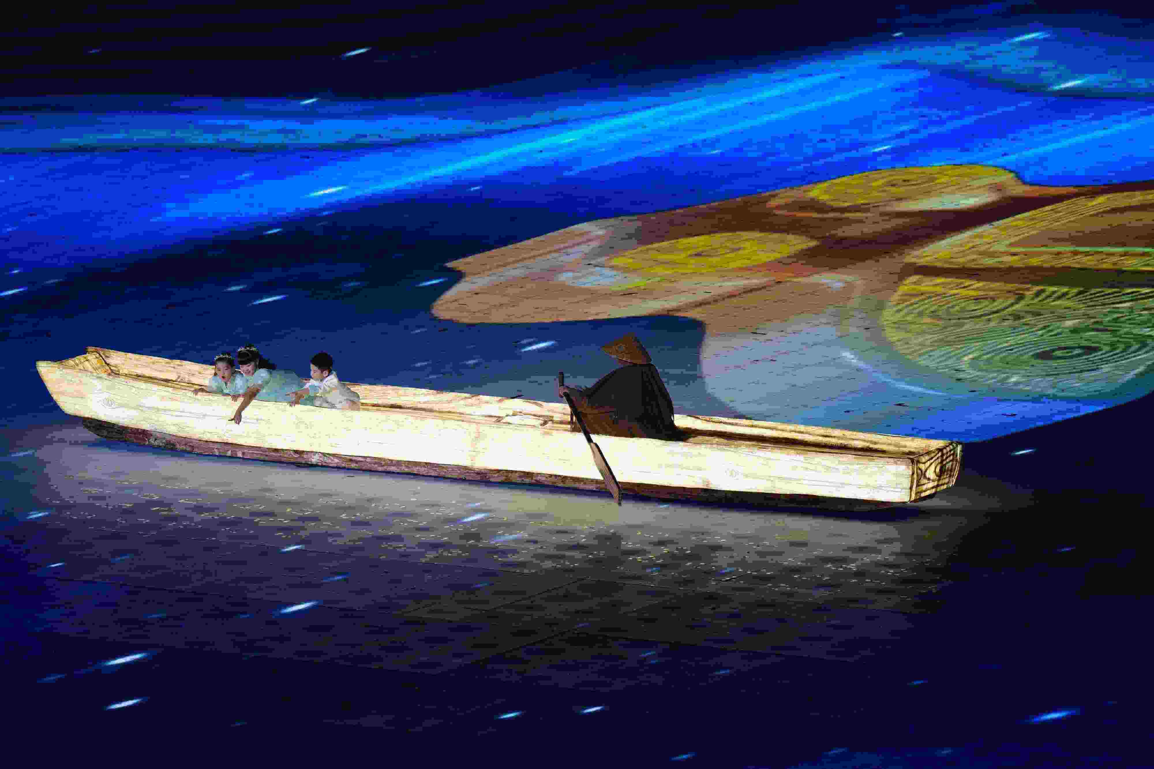 △2023年10月28日，杭州亞殘運(yùn)會(huì)閉幕式上的“中華第一舟”。