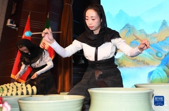 10月30日，演員在伊朗德黑蘭伊朗國家藝術(shù)科學院舉行的“青風海上來”浙江青瓷巡禮開幕式暨“萬象中國·天下寧波”寧波文旅推介會開幕式上表演。新華社記者 沙達提 攝