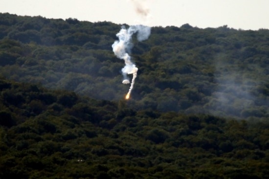 10月28日，閃光彈落在黎巴嫩納古拉樹林中燃起濃煙。新華社發(fā)（阿里·哈希紹攝）