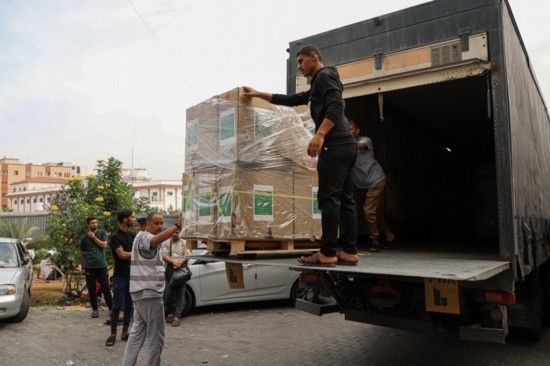  10月29日，工作人員在加沙地帶南部城市汗尤尼斯的一家醫(yī)院搬運醫(yī)療援助物資。新華社發(fā)（里澤克·阿卜杜勒賈瓦德攝）