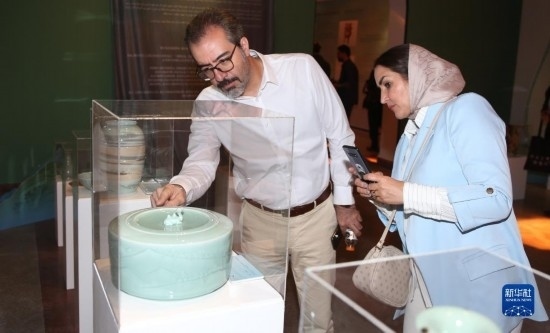 10月30日，人們在伊朗德黑蘭伊朗國家藝術(shù)科學院觀看展出的展品。新華社記者 沙達提 攝