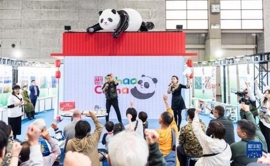  10月29日，游客在日本大阪國際會展中心中國館參與中國旅游知識問答活動。新華社發(fā)（中國駐大阪旅游辦事處供圖）