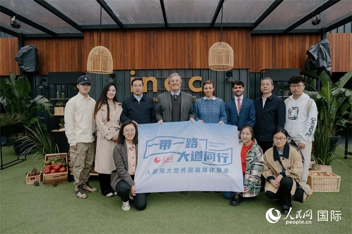 在烏拉圭第118屆普拉多牧農(nóng)業(yè)國際博覽會上，烏拉圭國家肉類協(xié)會主席與人民網(wǎng)記者合影。人民網(wǎng)記者 張若涵攝