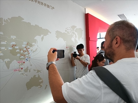 來自波黑的法魯克·博里奇用手機記錄廣州港可以通達到的世界城市與地區(qū)。石青川 攝