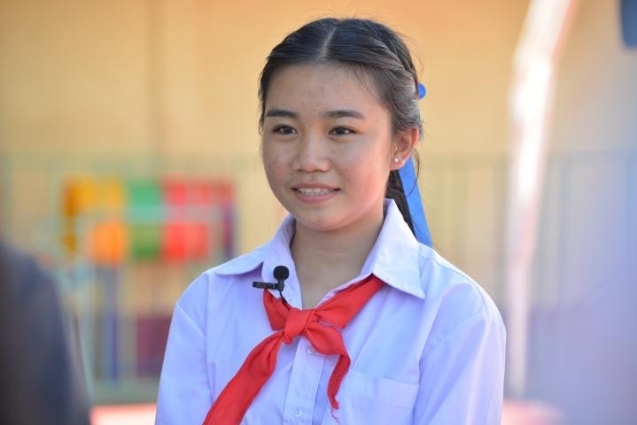 蓬批灣結(jié)束中國之行返回老撾后接受記者采訪。