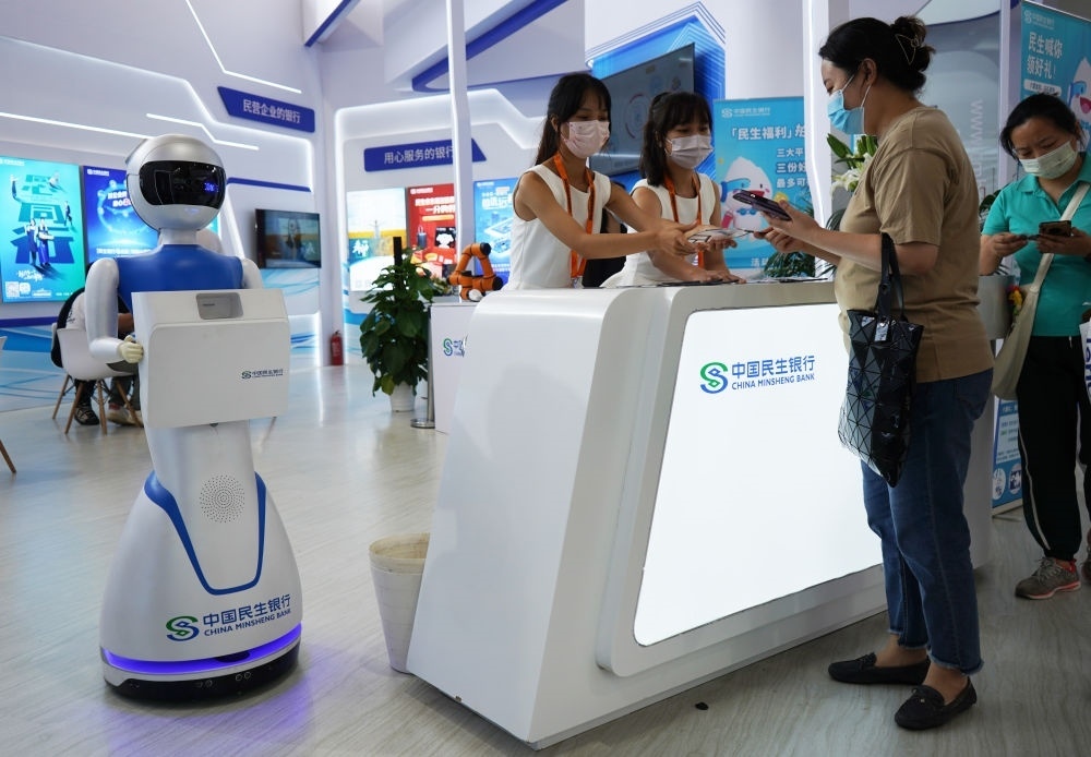 2022年9月4日，在服貿(mào)會首鋼園區(qū)金融服務(wù)專題展上，參觀者在中國民生銀行展臺咨詢金融業(yè)務(wù)。新華社記者 金皓原 攝
