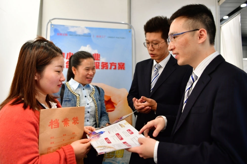 2019年5月9日，兩名鞋業(yè)公司的工作人員（左一和左二）向銀行工作人員咨詢中小微企業(yè)金融服務(wù)方案細(xì)則。當(dāng)日，福建自貿(mào)區(qū)福州片區(qū)稅企銀三方對接會在馬尾基金小鎮(zhèn)舉辦，來自傳統(tǒng)制造業(yè)、物聯(lián)網(wǎng)和電子商務(wù)等行業(yè)的企業(yè)代表參加對接會。新華社記者 魏培全 攝