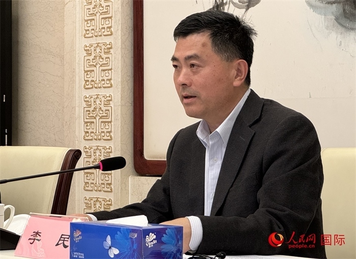 10月31日，歐美同學(xué)會秘書長李民在第五屆中法文化論壇媒體吹風(fēng)會上講話。（人民網(wǎng) 謝瑩攝）