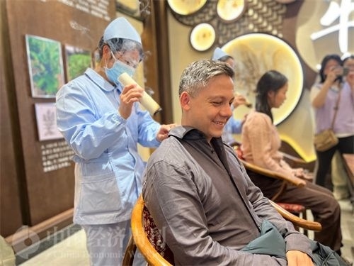  （外媒記者體驗(yàn)艾灸。中國經(jīng)濟(jì)周刊記者 郭志強(qiáng) 攝）