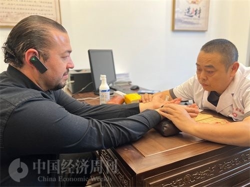  （外媒記者走進(jìn)中醫(yī)堂，問診中醫(yī)名師。中國經(jīng)濟(jì)周刊記者 郭志強(qiáng)攝）
