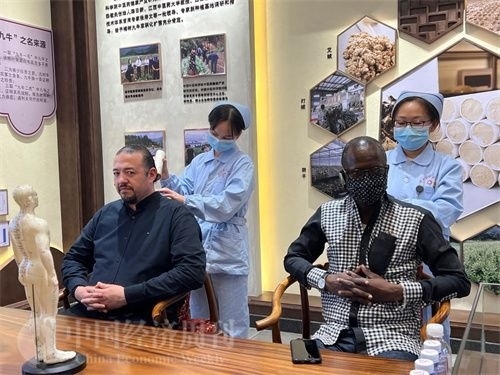  （外媒記者爭先恐后體驗(yàn)艾灸，直呼神奇。中國經(jīng)濟(jì)周刊記者 郭志強(qiáng) 攝）