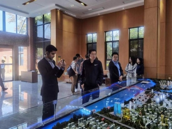 10月24日，2023“一帶一路”媒體合作論壇聯(lián)合采訪團(tuán)團(tuán)員在清水塘投資集團(tuán)招商服務(wù)中心參觀。本報(bào)記者 常雯宜攝