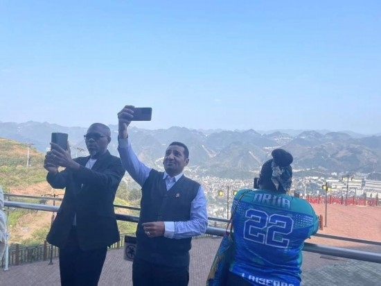 外媒記者在天釀景區(qū)拍照留念。本報(bào)記者葉子攝