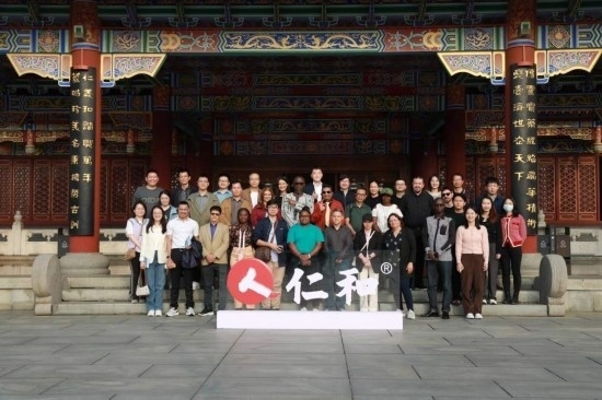 2023“一帶一路”媒體合作論壇聯(lián)合采訪團參觀仁和集團。（受訪者供圖）