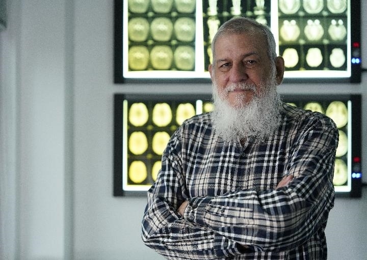 10月31日，古巴科學(xué)家裴德樂在電子科技大學(xué)校園內(nèi)。