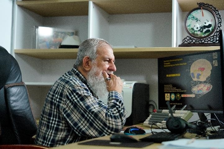 10月31日，古巴科學(xué)家裴德樂在電子科技大學(xué)做科研。