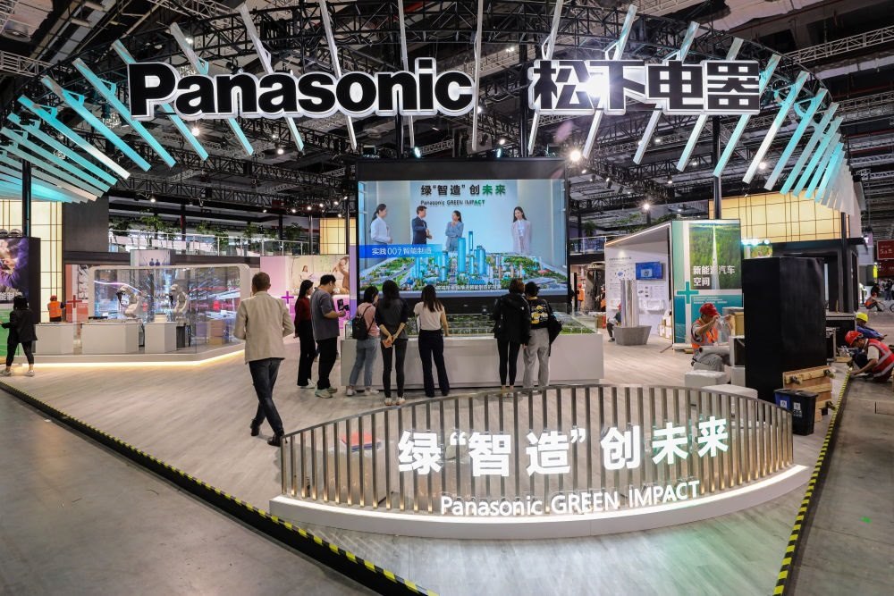 2023年11月2日，工作人員在進博會松下電器展位做準備工作。新華社記者 辛夢晨 攝