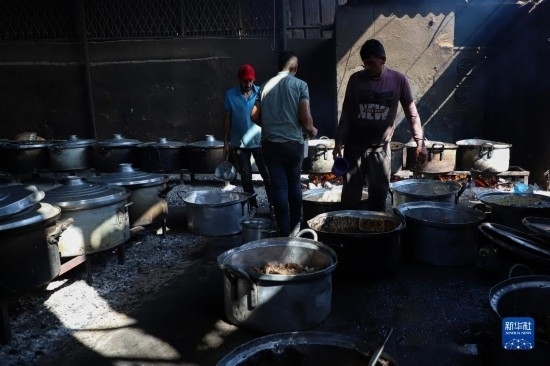 11月3日，在加沙地帶南部城市拉法，人們在煤氣中斷后用柴火做飯。新華社發(fā)（里澤克·阿卜杜勒賈瓦德攝）