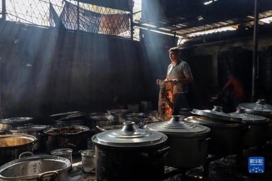 11月3日，在加沙地帶南部城市拉法，人們在煤氣中斷后用柴火做飯。新華社發(fā)（里澤克·阿卜杜勒賈瓦德攝）